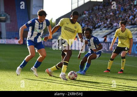 Wigan, England. August 2024. Chuks Aneke während des Sky Bet EFL League One Spiels zwischen Wigan Athletic und Charlton Athletic im Brick Community Stadium. Kyle Andrews/Alamy Live News Stockfoto