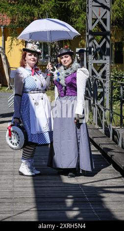 Henrichenburg, Waltrop, Deutschland. August 2024. Steampunk-Fans, Gruppen und Besucher, viele davon in Retro-futuristischen oder viktorianischen Kostümen, haben am ersten Tag des jährlichen Steampunk Jubilee Festivals und Markts Spaß. In diesem Jahr fällt das Festival mit dem 125-jährigen Jubiläum der historischen Henrichenburger Bootsliftanlage zusammen, einem denkmalgeschützten Industriedenkmal entlang des Dortmund-Ems-Kanals. Quelle: Imageplotter/Alamy Live News Stockfoto