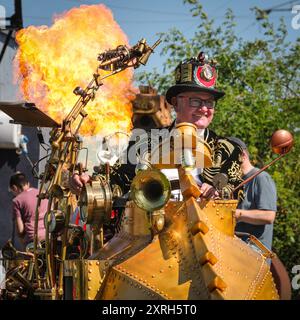 Henrichenburg, Waltrop, Deutschland. August 2024. Die Nautilus One man Band, ein musikalisches U-Boot mit Feuerkraft. Steampunk-Fans, Gruppen und Besucher, viele davon in Retro-futuristischen oder viktorianischen Kostümen, haben am ersten Tag des jährlichen Steampunk Jubilee Festivals und Markts Spaß. In diesem Jahr fällt das Festival mit dem 125-jährigen Jubiläum der historischen Henrichenburger Bootsliftanlage zusammen, einem denkmalgeschützten Industriedenkmal entlang des Dortmund-Ems-Kanals. Quelle: Imageplotter/Alamy Live News Stockfoto