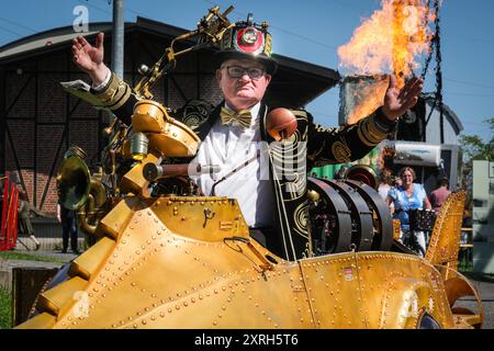 Henrichenburg, Waltrop, Deutschland. August 2024. Steampunk-Fans, Gruppen und Besucher, viele davon in Retro-futuristischen oder viktorianischen Kostümen, haben am ersten Tag des jährlichen Steampunk Jubilee Festivals und Markts Spaß. In diesem Jahr fällt das Festival mit dem 125-jährigen Jubiläum der historischen Henrichenburger Bootsliftanlage zusammen, einem denkmalgeschützten Industriedenkmal entlang des Dortmund-Ems-Kanals. Quelle: Imageplotter/Alamy Live News Stockfoto