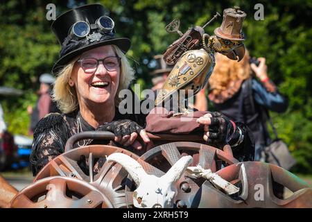 Henrichenburg, Waltrop, Deutschland. August 2024. Ein Teilnehmer der „Waterworld“-Gruppe. Steampunk-Fans, Gruppen und Besucher, viele davon in Retro-futuristischen oder viktorianischen Kostümen, haben am ersten Tag des jährlichen Steampunk Jubilee Festivals und Markts Spaß. In diesem Jahr fällt das Festival mit dem 125-jährigen Jubiläum der historischen Henrichenburger Bootsliftanlage zusammen, einem denkmalgeschützten Industriedenkmal entlang des Dortmund-Ems-Kanals. Quelle: Imageplotter/Alamy Live News Stockfoto