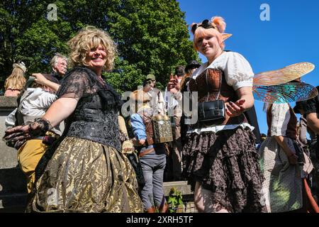Henrichenburg, Waltrop, Deutschland. August 2024. Die Teilnehmer posieren und haben Spaß am Kanal bei schönem Sonnenschein. Steampunk-Fans, Gruppen und Besucher, viele davon in Retro-futuristischen oder viktorianischen Kostümen, haben am ersten Tag des jährlichen Steampunk Jubilee Festivals und Markts Spaß. In diesem Jahr fällt das Festival mit dem 125-jährigen Jubiläum der historischen Henrichenburger Bootsliftanlage zusammen, einem denkmalgeschützten Industriedenkmal entlang des Dortmund-Ems-Kanals. Quelle: Imageplotter/Alamy Live News Stockfoto