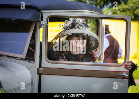 Henrichenburg, Waltrop, Deutschland. August 2024. Die Teilnehmer haben Spaß beim Posen. Steampunk-Fans, Gruppen und Besucher, viele davon in Retro-futuristischen oder viktorianischen Kostümen, haben am ersten Tag des jährlichen Steampunk Jubilee Festivals und Markts Spaß. In diesem Jahr fällt das Festival mit dem 125-jährigen Jubiläum der historischen Henrichenburger Bootsliftanlage zusammen, einem denkmalgeschützten Industriedenkmal entlang des Dortmund-Ems-Kanals. Quelle: Imageplotter/Alamy Live News Stockfoto