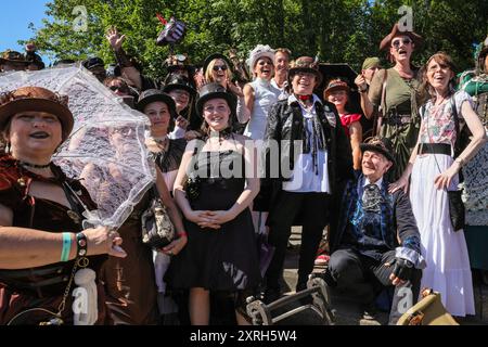 Henrichenburg, Waltrop, Deutschland. August 2024. Steampunk-Fans, Gruppen und Besucher, viele davon in Retro-futuristischen oder viktorianischen Kostümen, haben am ersten Tag des jährlichen Steampunk Jubilee Festivals und Markts Spaß. In diesem Jahr fällt das Festival mit dem 125-jährigen Jubiläum der historischen Henrichenburger Bootsliftanlage zusammen, einem denkmalgeschützten Industriedenkmal entlang des Dortmund-Ems-Kanals. Quelle: Imageplotter/Alamy Live News Stockfoto