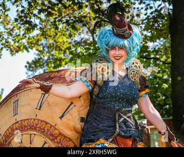 Henrichenburg, Waltrop, Deutschland. August 2024. Ein Steampunk-Schneckenläufer aus Stelzen-Art. Steampunk-Fans, Gruppen und Besucher, viele davon in Retro-futuristischen oder viktorianischen Kostümen, haben am ersten Tag des jährlichen Steampunk Jubilee Festivals und Markts Spaß. In diesem Jahr fällt das Festival mit dem 125-jährigen Jubiläum der historischen Henrichenburger Bootsliftanlage zusammen, einem denkmalgeschützten Industriedenkmal entlang des Dortmund-Ems-Kanals. Quelle: Imageplotter/Alamy Live News Stockfoto
