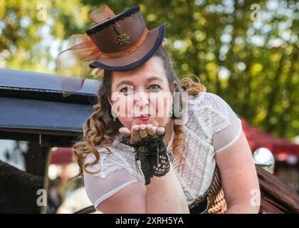 Henrichenburg, Waltrop, Deutschland. August 2024. Ein Teilnehmer bläst einen Kuss in die Kamera. Steampunk-Fans, Gruppen und Besucher, viele davon in Retro-futuristischen oder viktorianischen Kostümen, haben am ersten Tag des jährlichen Steampunk Jubilee Festivals und Markts Spaß. In diesem Jahr fällt das Festival mit dem 125-jährigen Jubiläum der historischen Henrichenburger Bootsliftanlage zusammen, einem denkmalgeschützten Industriedenkmal entlang des Dortmund-Ems-Kanals. Quelle: Imageplotter/Alamy Live News Stockfoto