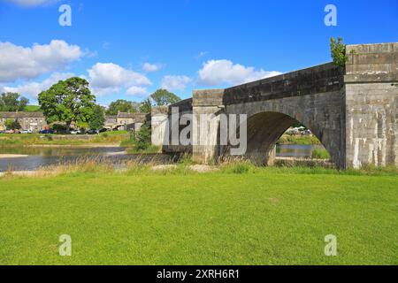 Alte Packhorse-Brücke über den River Wharfe in Burnsall, Yorkshire Dales National Park, North Yorkshire, England, Großbritannien. Stockfoto