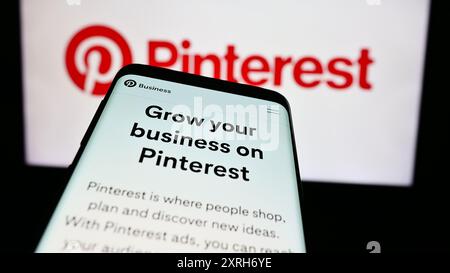 Mobiltelefon mit Website des US-amerikanischen Social-Media-Unternehmens Pinterest Inc. Vor dem Firmenlogo. Fokussieren Sie sich oben links auf der Telefonanzeige. Stockfoto