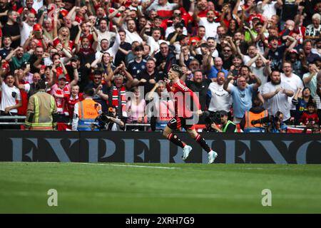 Wembley Stadium, London am Samstag, 10. August 2024. Alejandro Garnacho von Manchester United feiert das Eröffnungstor beim FA Community Shield Spiel zwischen Manchester City und Manchester United im Wembley Stadium, London am Samstag, den 10. August 2024. (Foto: Tom West | MI News) Credit: MI News & Sport /Alamy Live News Stockfoto