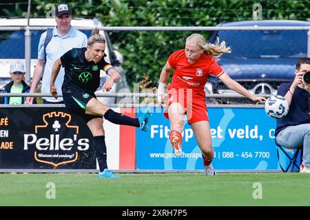 Deurningen, Niederlande. August 2024. DEURNINGEN, NIEDERLANDE - 10. AUGUST: Svenja Huth vom VfL Wolfsburg Ava Bijvank vom FC Twente während des Freundschaftsspiels zwischen FC Twente und VfL Wolfsburg im Sportpark 't Hoge Vonder am 10. August 2024 in Deurningen, Niederlande. (Foto von Raymond Smit/Orange Pictures) Credit: Orange Pics BV/Alamy Live News Stockfoto
