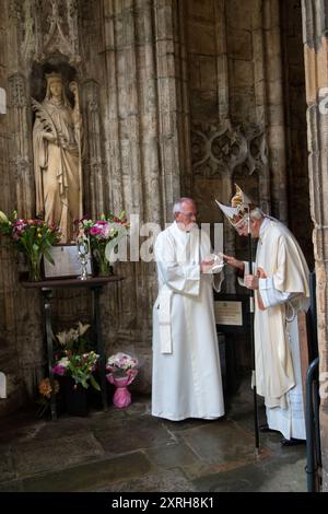 St. Winefrids-Schrein und heiliger Brunnen. Holywell Flintshire. Der katholische Bischof von Wrexham, Reverend Peter M. Brignall, verehrt das Relikt St. Winefrides und spricht ein Gebet, während er es berührt. Pilgerfahrt zum Heiligen Winefride-fest. Statut von Saint Winefride (TL) Wales Juni 2023. HOMER SYKES AUS DEN 2000ER JAHREN Stockfoto