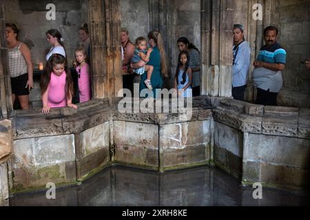 St. Winefrids-Schrein und heiliger Brunnen. Holywell Flintshire. Katholische Wallfahrt am 22. Juni zum Festtag des Heiligen Winefride. Pilger stehen an der Reihe und warten auf die Verehrung des Heiligen Winefrides Relic. Pilgerfahrt zum Heiligen Winefride-fest. Wales Juni 2023. HOMER SYKES AUS DEN 2020ER JAHREN Stockfoto