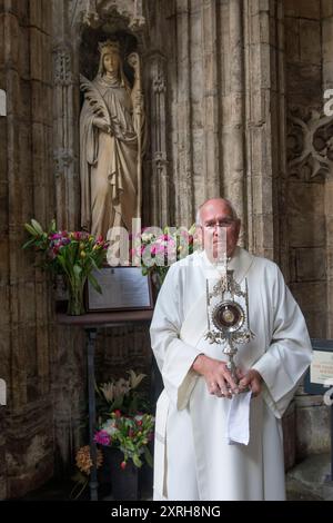 St Winefrides Shrine Holywell Flintshire. Der verantwortliche Priester hält Saint Winefride's Relic, unter dem Statut von Saint Winefride an ihrem Festtag Wales im Juni 2023. HOMER SYKES AUS DEN 2000ER JAHREN Stockfoto