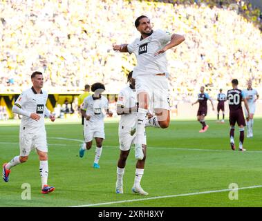 Dortmund, Deutschland. August 2024. Der Dortmunder Mittelfeldspieler EMRE CAN (23) feiert, nachdem er am 10. August 2024 einen Elfmeterschieß in der 33. Minute eines Vorsaisonverbandes zwischen Borussia Dortmund und Aston Villa FC absolviert hatte. Dortmund gewann mit 2:0. (Kreditbild: © Scott Coleman/ZUMA Press Wire) NUR REDAKTIONELLE VERWENDUNG! Nicht für kommerzielle ZWECKE! Quelle: ZUMA Press, Inc./Alamy Live News Stockfoto