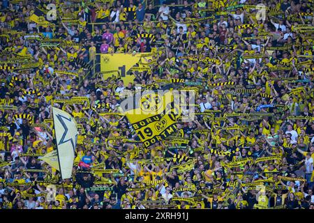 Dortmund, Deutschland. August 2024. Dortmunder Fans während eines Vorsaisonverbandes zwischen Borussia Dortmund und Aston Villa FC am 10. August 2024. Dortmund gewann mit 2:0. (Kreditbild: © Scott Coleman/ZUMA Press Wire) NUR REDAKTIONELLE VERWENDUNG! Nicht für kommerzielle ZWECKE! Quelle: ZUMA Press, Inc./Alamy Live News Stockfoto