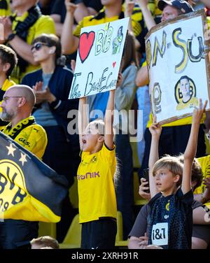 Dortmund, Deutschland. August 2024. Dortmunder Fans während eines Vorsaisonverbandes zwischen Borussia Dortmund und Aston Villa FC am 10. August 2024. Dortmund gewann mit 2:0. (Kreditbild: © Scott Coleman/ZUMA Press Wire) NUR REDAKTIONELLE VERWENDUNG! Nicht für kommerzielle ZWECKE! Quelle: ZUMA Press, Inc./Alamy Live News Stockfoto