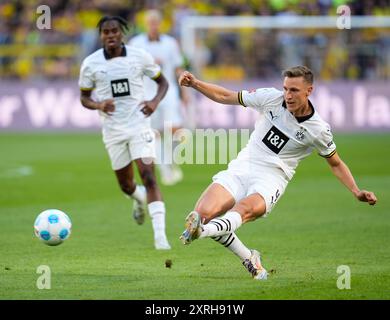 Dortmund, Deutschland. August 2024. Der Dortmunder Verteidiger NICO SCHLOTTERBECK (4) übergibt den Ball während eines Freundschaftsspiels zwischen Borussia Dortmund und Aston Villa FC am 10. August 2024. Dortmund gewann mit 2:0. (Kreditbild: © Scott Coleman/ZUMA Press Wire) NUR REDAKTIONELLE VERWENDUNG! Nicht für kommerzielle ZWECKE! Quelle: ZUMA Press, Inc./Alamy Live News Stockfoto