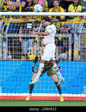 Dortmund, Deutschland. August 2024. Dortmunder Mittelfeldspieler EMRE CAN (23) führt den Ball in der Verteidigung während eines Freundschaftsspiels zwischen Borussia Dortmund und Aston Villa FC am 10. August 2024 an. Dortmund gewann mit 2:0. (Kreditbild: © Scott Coleman/ZUMA Press Wire) NUR REDAKTIONELLE VERWENDUNG! Nicht für kommerzielle ZWECKE! Quelle: ZUMA Press, Inc./Alamy Live News Stockfoto