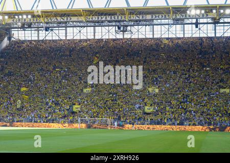 Dortmund, Deutschland. August 2024. Dortmunder Fans während eines Vorsaisonverbandes zwischen Borussia Dortmund und Aston Villa FC am 10. August 2024. Dortmund gewann mit 2:0. (Kreditbild: © Scott Coleman/ZUMA Press Wire) NUR REDAKTIONELLE VERWENDUNG! Nicht für kommerzielle ZWECKE! Quelle: ZUMA Press, Inc./Alamy Live News Stockfoto