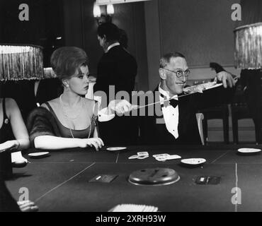 MARGARET NOLAN und WILFRID BRAMBELL in einer Szene aus einer HARTEN TAGESNACHT 1964 Regisseur RICHARD LESTER Schriftsteller ALUN OWEN Walter Shenson Films / Proszenium Films / United Artists Stockfoto