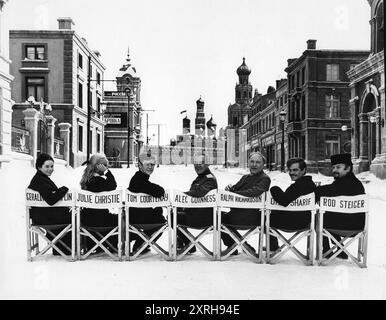 DIE HAUPTDARSTELLER GERALDINE CHAPLIN, JULIE CHRISTIE, TOM COURTENEY, ALEC GUINNESS, RALPH RICHARDSON, OMAR SHARIF und ROD STEIGER fotografierten auf dem massiven Moskauer Set außerhalb von Madrid für DOKTOR SCHIWAGO 1965 Regisseur DAVID LEAN Roman BORIS PASTERNAK Drehbuch ROBERT BOLT Cinematographie FREDDIE YOUNG Music MAURICE JARRE Carlo Ponti Productions / Metro Goldwyn Mayer Stockfoto