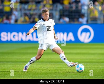 Dortmund, Deutschland. August 2024. Der Dortmunder Verteidiger NICO SCHLOTTERBECK (4) übergibt den Ball während eines Freundschaftsspiels zwischen Borussia Dortmund und Aston Villa FC am 10. August 2024. Dortmund gewann mit 2:0. (Kreditbild: © Scott Coleman/ZUMA Press Wire) NUR REDAKTIONELLE VERWENDUNG! Nicht für kommerzielle ZWECKE! Quelle: ZUMA Press, Inc./Alamy Live News Stockfoto