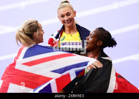 Paris, Frankreich, 10. August 2024. Faith Kipyegon aus Kenia gewinnt Gold, Jessica Hull aus Australien gewinnt Silber und Georgia Bell aus Großbritannien gewinnt Bronze. Feiern Sie gemeinsam beim 1500-m-Finale der Frauen, Paris 2024 Olympischen Spiele im Stade de France am 10. August 2024 in Paris. Quelle: Pete Dovgan/Speed Media/Alamy Live News Stockfoto