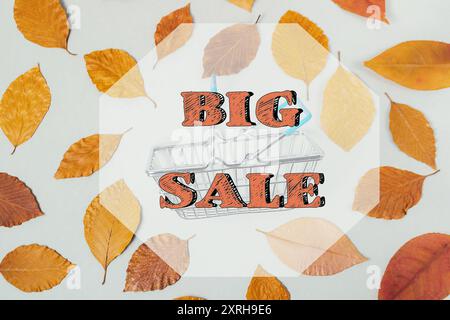 Ein großes Verkaufsschild steht auf einem Hintergrund aus Herbstlaub. Die Blätter sind über das ganze Bild verteilt, was ein Gefühl von Fülle und Fülle schafft. Stockfoto