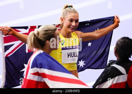 Paris, Frankreich, 10. August 2024. Faith Kipyegon aus Kenia gewinnt Gold, Jessica Hull aus Australien gewinnt Silber und Georgia Bell aus Großbritannien gewinnt Bronze. Feiern Sie gemeinsam beim 1500-m-Finale der Frauen, Paris 2024 Olympischen Spiele im Stade de France am 10. August 2024 in Paris. Quelle: Pete Dovgan/Speed Media/Alamy Live News Stockfoto