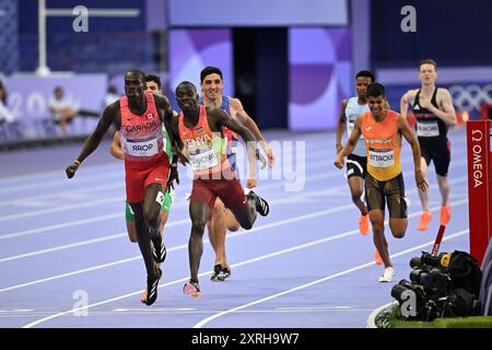 Paris, Frankreich. August 2024; Olympische Spiele in Paris, Stade de France, Paris, Frankreich, Tag 15; Leichtathletik, 800-m-Finale der Herren, WANYONYI Emmanuel aus Kenia gewinnt mit AROP Marco aus Kanada Zweiter und SEDJATI Djamel aus Algerien Third Credit: Action Plus Sports Images/Alamy Live News Stockfoto