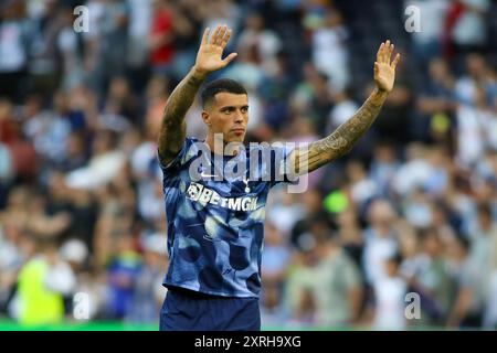 London, Großbritannien. August 2024. London, England, 10. August 2024: Pedro Porro (23 Tottenham Hotspur) begrüßt die Fans während des Vereinsspiels zwischen Tottenham Hotspur und Bayern München im Tottenham Stadium in London (Alexander Canillas/SPP) Credit: SPP Sport Press Photo. /Alamy Live News Stockfoto