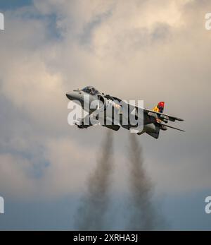 Die spanische Marine McDonnell Douglas AV-8B Harrier II während der Flugschau bei der Royal International Air Tattoo 2024 Stockfoto