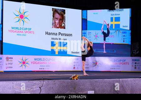 Hanna Persson vertritt Schweden in der Kategorie Erwachsene Frauen bei der WCYS 2022, organisiert von der IYSF an der S-VYASA Called to be University, Bengaluru, Indien Stockfoto