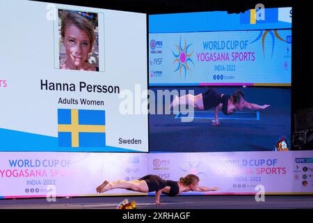 Hanna Persson vertritt Schweden in der Kategorie Erwachsene Frauen bei der WCYS 2022, organisiert von der IYSF an der S-VYASA Called to be University, Bengaluru, Indien Stockfoto