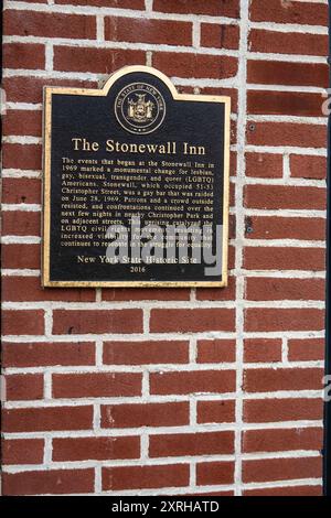 Schild für das Stonewall Inn, Stonewall Place, Christopher Street, Greenwich Village, New York City, New York, Usa Stockfoto