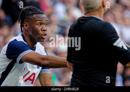 London, Großbritannien. August 2024. London, England, 10. August 2024: Destiny Udogie (13 Tottenham Hotspur) in Aktion während des Freundschaftsspiels zwischen Tottenham Hotspur und FC Bayern München im Tottenham Hotspur Stadium in London. (Pedro Porru/SPP) Credit: SPP Sport Press Photo. /Alamy Live News Stockfoto