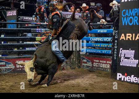 New York, Usa. August 2024. Sandro Batista der Kansas City Outlaws reitet Kodiac in Spiel 4 während der PBR Camping World Team Series Homestand der New York Mavericks, Maverick Days im Barclays Center im Brooklyn Borough of New York City. Quelle: SOPA Images Limited/Alamy Live News Stockfoto