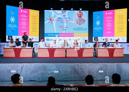 Würdenträger am Tag 2 des World Cup of Yogasana Sports (WCYS) 2022, organisiert von der International Yoga Sports Federation in S-VYASA, Bangalore Stockfoto