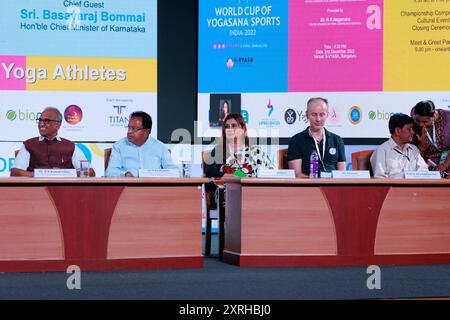 Würdenträger am Tag 2 des World Cup of Yogasana Sports (WCYS) 2022, organisiert von der International Yoga Sports Federation in S-VYASA, Bangalore Stockfoto