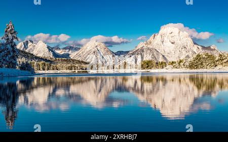 Oxbow-Kurve mit Schlangenfluss im Vordergrund, an einem kalten, frischen Morgen nach einem Schneesturm, Grand Teton, Nationalpark, Wyoming. Stockfoto