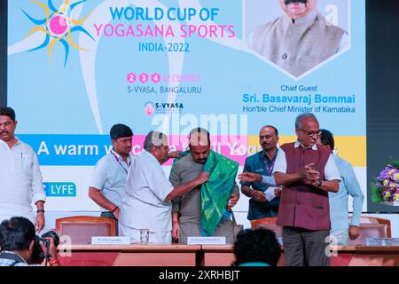 Dr. H R Nagendra, ehrenwerter Kanzler, S-VYASA feierte dann Karnataka cm Basavaraj Bommai bei der WCYS 2022, organisiert von IYSF in S-VYASA, Indien Stockfoto