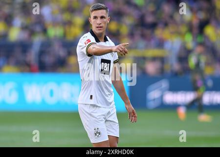 Dortmund, Deutschland. August 2024. Fussball Testspiel Borussia Dortmund - Aston Villa am 10.08.2024 im Signal Iduna Park in Dortmund Nico Schlotterbeck ( Dortmund ) Foto: Revierfoto Credit: ddp Media GmbH/Alamy Live News Stockfoto