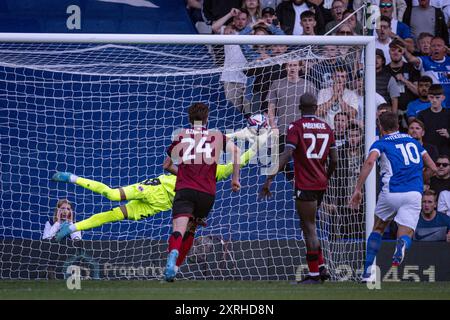 Birmingham, Großbritannien. 10. August 2024; St. Andrew's @ Knighthead Park, Birmingham, England, EFL League One Football, Birmingham City versus Reading FC; Joel Pereira von Reading macht ein Tauchen sparen Credit: Action Plus Sports Images/Alamy Live News Stockfoto