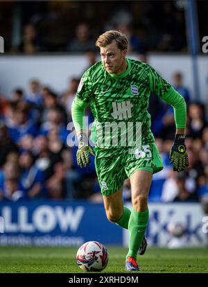 Birmingham, Großbritannien. 10. August 2024; St. Andrew's @ Knighthead Park, Birmingham, England, EFL League One Football, Birmingham City versus Reading FC; Bailey Peacock-Farrell of Birmingham on the Ball Credit: Action Plus Sports Images/Alamy Live News Stockfoto