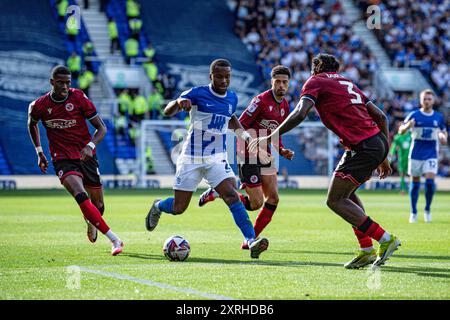 Birmingham, Großbritannien. 10. August 2024; St. Andrew's @ Knighthead Park, Birmingham, England, EFL League One Football, Birmingham City gegen Reading FC; Ethan Laird aus Birmingham schlägt Jeriel Dorsett von Reading Credit: Action Plus Sports Images/Alamy Live News Stockfoto