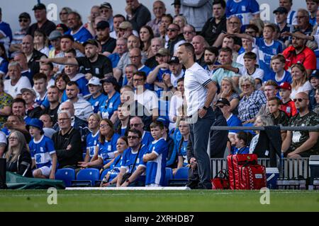 Birmingham, Großbritannien. 10. August 2024; St. Andrew's @ Knighthead Park, Birmingham, England, EFL League One Football, Birmingham City versus Reading FC; Birmingham City Manager Chris Davies beobachtet sein Team bei der Pressemitteilung Credit: Action Plus Sports Images/Alamy Live News Stockfoto