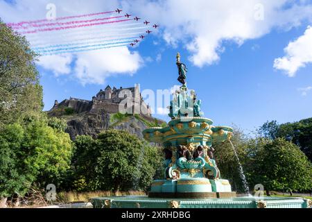 Edinburgh, Schottland, Großbritannien. August 2024. Rote Pfeile zeigen Edinburgh Castle von den Princes Street Gardens aus mit Ross Fountain im Vordergrund. Quelle: David Coulson/Alamy Live News Stockfoto