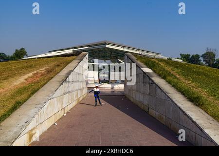 Crescent Lake oder Chandrima Uddan ist ein beliebter Park in dhaka. Das Mausoleum von Ziaur Rahman ist ein bedeutendes architektonisches Baudenkmal. Stockfoto