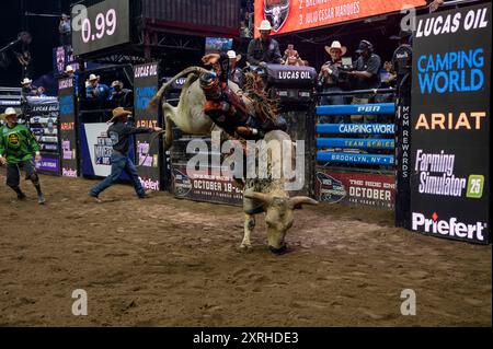 New York, Usa. August 2024. Julio Cesar Marques von Kansas City Outlaws reitet Buckaroo in Spiel 4 während der PBR Camping World Team Series Homestand der New York Mavericks, Maverick Days im Barclays Center im Brooklyn Borough of New York City. (Foto: Ron Adar/SOPA Images/SIPA USA) Credit: SIPA USA/Alamy Live News Stockfoto