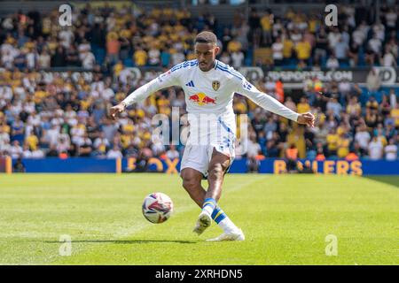 Leeds United Defender Júnior Firpo (3) überquert den Ball während des Leeds United FC gegen Portsmouth FC SKY Bet EFL Championship Matches in Elland Road, Leeds, England, Großbritannien am 10. August 2024 Credit: Every Second Media/Alamy Live News Stockfoto